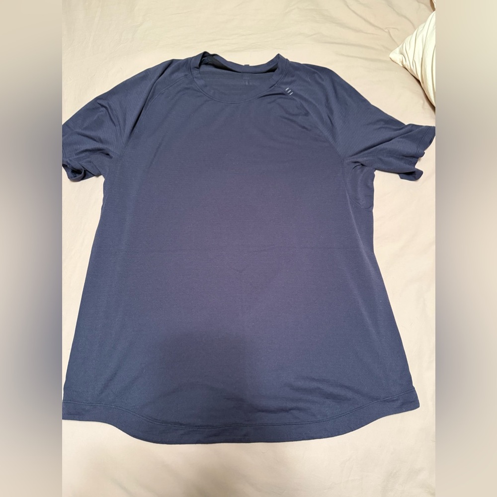 Men’s Lululemon license to train tee - navy size large.